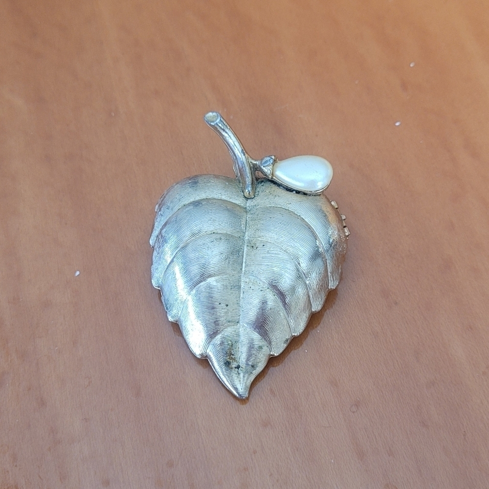 Vintage Avon Silver Tone Leaf Locket Brooch Faux Pearl Solid Perfume Glace‎